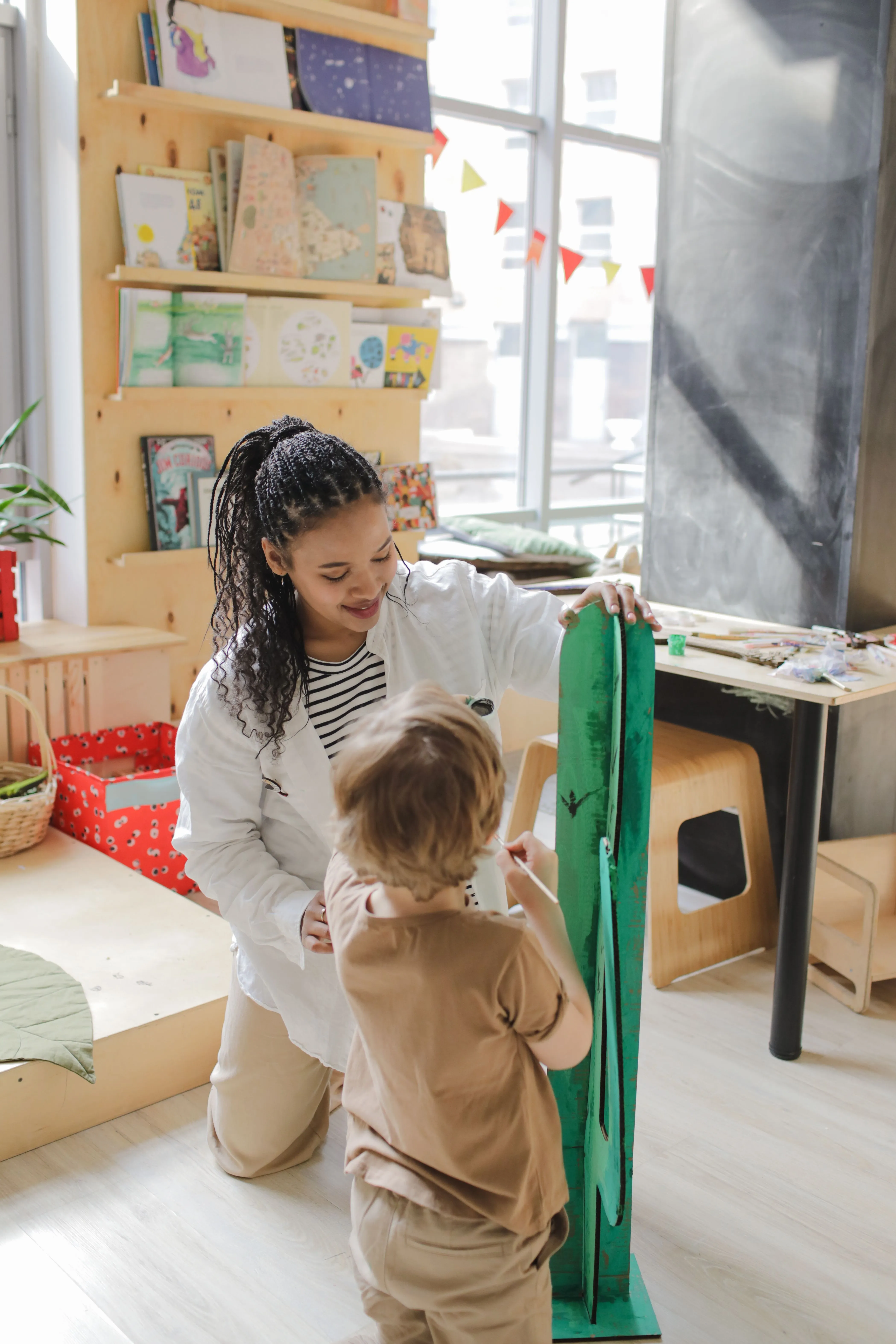 Educadora acompañando a un niño pequeño
