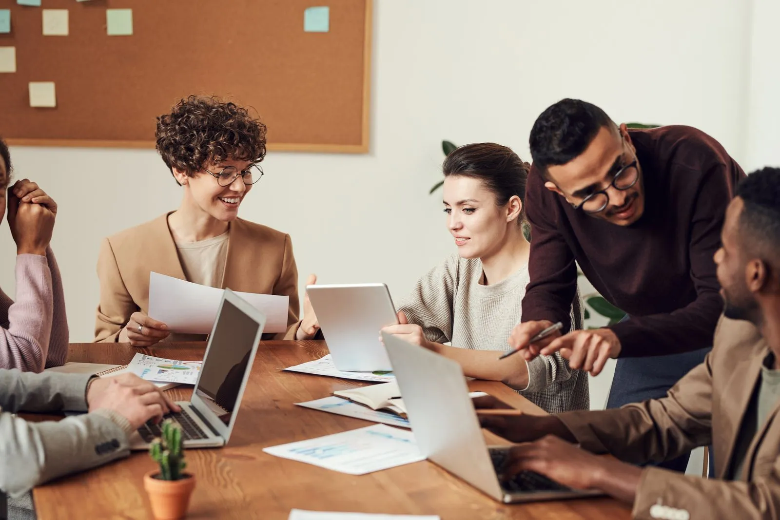 Equipo de profesionales trabajando en la zona coworking