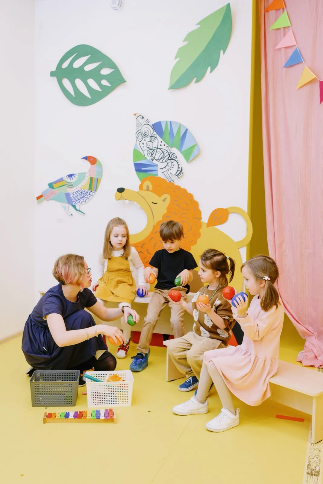 Niños y su profesora jugando en el aula de Project House