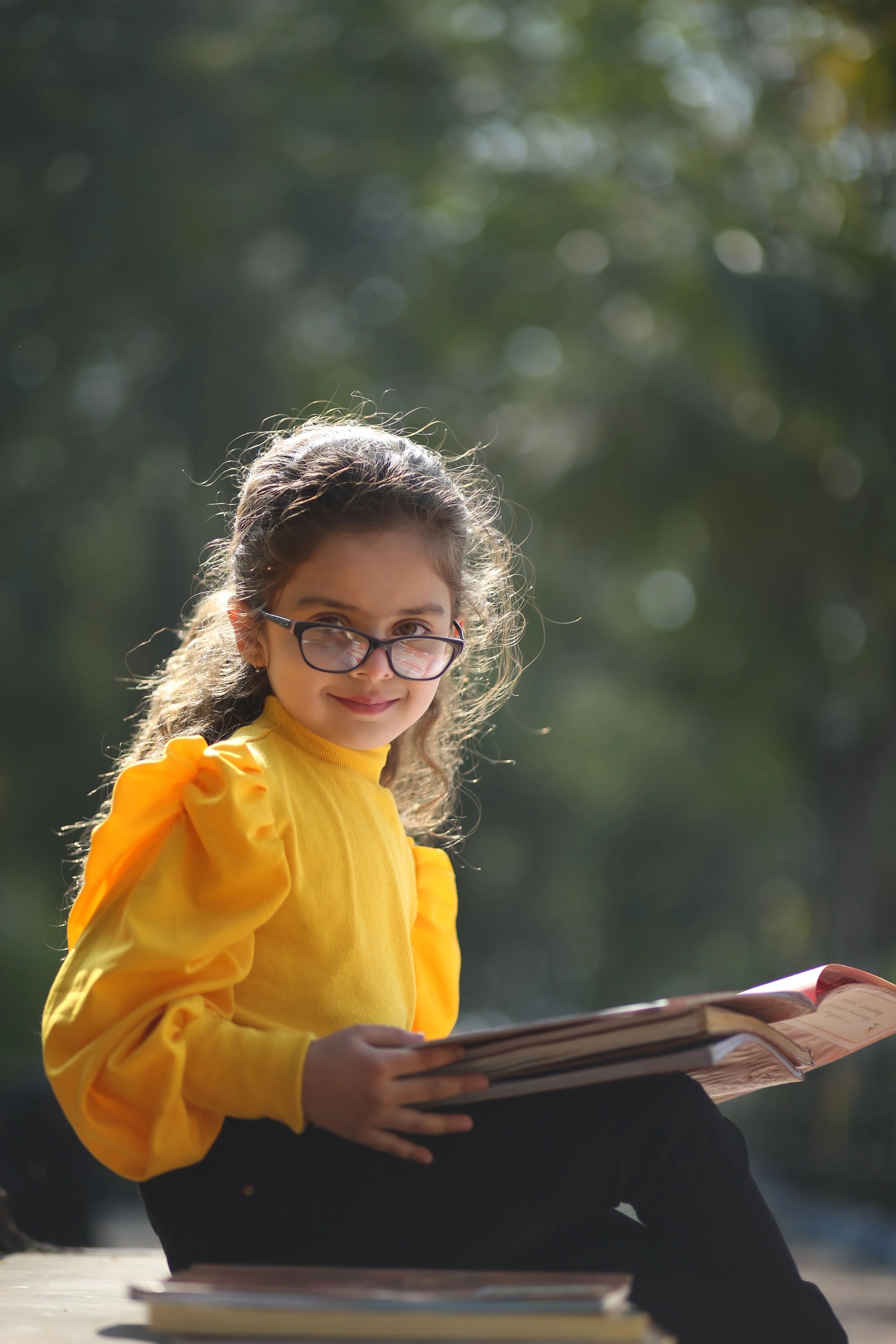Niña leyendo un libro