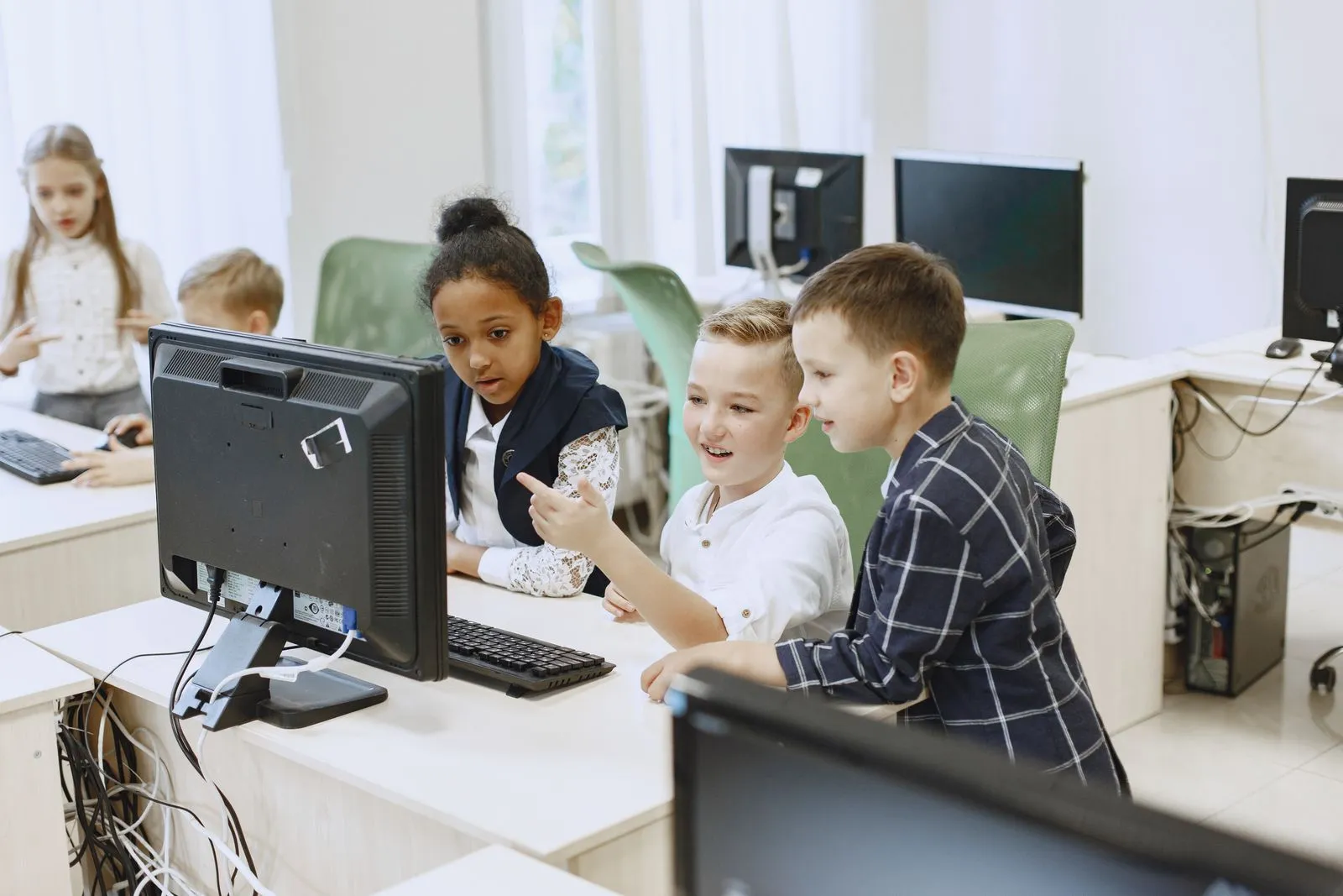 Niños frente a una computadora en clase